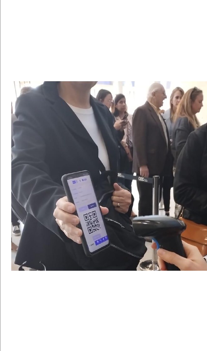 Proceso de acreditación on-site con QR y credenciales impresas